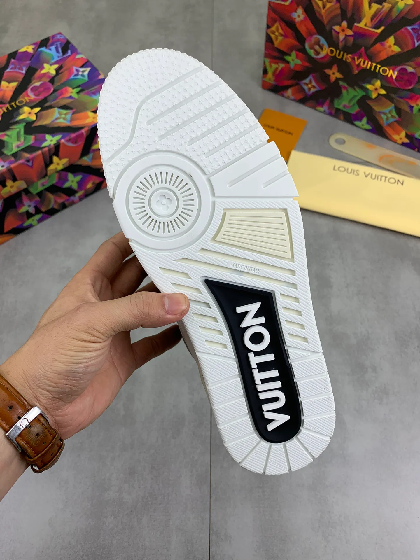 Men's shoes 💰P580 New style 💰💎💎Latest color High version 2025Louis*Vuitto* LV Traine Catwalk TRAINER outsole and fabric private model A shoe that definitely costs a lot of money and effort. This series was designed after the arrival of Vifgil. It is favored by many fans every season. Original TPU outsole Original packaging Men's size: 38-45 (46 can be customized) Color: 3️⃣ colors available (available from stock, super fast delivery)